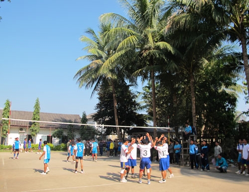 Bóng chuyền cũng vậy. Trong ảnh chụp một trận thi đấu nam giữa 2 đại đội của Bộ CHQS tỉnh U Đôm Xay...