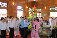 越南胡志明市和宜安省国会代表团拜访莲花村遗迹区并为胡志明主席举办悼念仪式