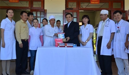 Bệnh viện Quân y 175 trao tặng các thiết bị y tế cho Bệnh xá 206 tại huyện Pắc-Xoòng, tỉnh Chăm-pa-sắc.