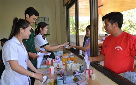 Cấp thuốc miễn phí cho người nghèo sau khi khám bệnh tại Bệnh viện tỉnh Chăm-pa-sắc.