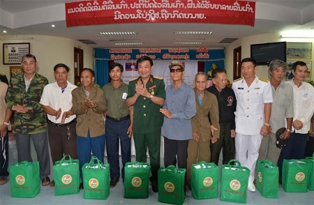 Đại diện Ban tổ chức hội chợ trao tặng quà cho các hộ nghèo tại Bệnh viện tỉnh Chăm-pa-sắc.