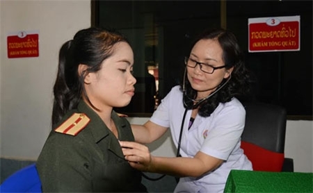 Khám bệnh cho nữ quân nhân thuộc Tỉnh đội Chăm-pa-sắc.