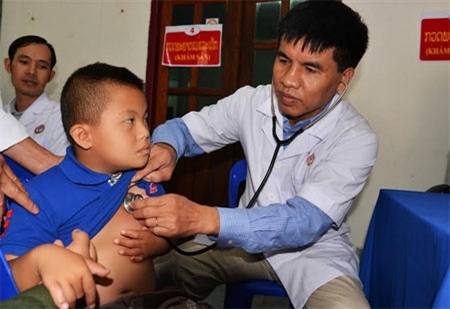Bác sĩ trong đoàn khám bệnh cho trẻ em ở thành phố Pắc-xê, tỉnh Chăm-pa-sắc.