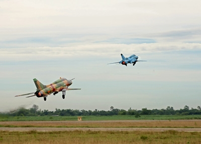 Phi đội A của Đoàn C23 cất cánh thực hiện các bài bay phức tạp