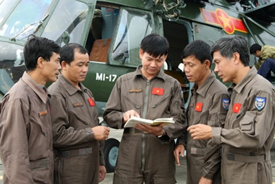 Trao đổi sau mỗi chuyến bay trở thành nếp và là bài học thực sự bổ ích của các phi công trẻ.