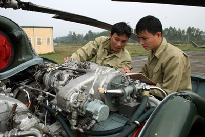 Thiết bị hàng không luôn được bảo đảm, nhờ huấn luyện tốt nâng tay nghề cho lớp thợ trẻ.