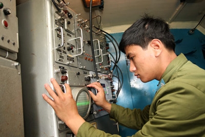 Chiến sĩ Trạm ra-đa 35, Đoàn Phòng không Hà Nội đo xung tín hiệu biên độ máy thu