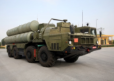 Xe bệ phóng tên lửa S-300PMU1 của Đoàn Tên lửa Phòng không S cơ động ra trận địa luyện tập.