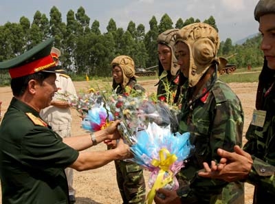 Thiếu tướng Vũ Bá Đăng-Tư lệnh Binh chủng tặng hoa cho kíp xe bắn loại giỏi