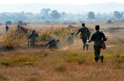 Chiến sĩ Đoàn Hoa Lư, Binh đoàn Cửu Long vận động tiến công địch trong diễn tập