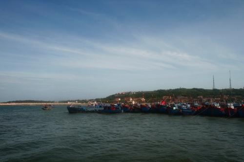 Bạch Long Vĩ nằm độc lập giữa Vịnh Bắc Bộ, cách thành phố Hải Phòng 133 km về hướng Tây Bắc.