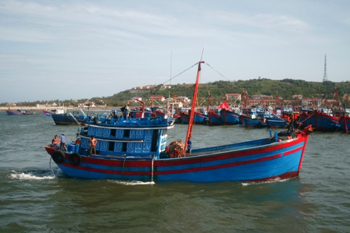 Thuyền bè của ngư dân luôn tấp nập trong âu cảng của đảo, có lúc lên trên 500 tàu. Sau những chuyến đi dài ngày, ngư dân thường vào đây nghỉ ngơi, buôn bán hàng hóa và bảo dưỡng tàu thuyền.