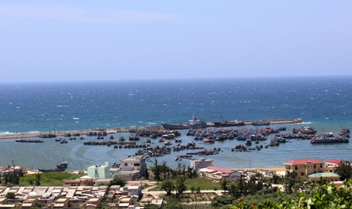 Được thiết kế chống đỡ bão cấp 12, âu cảng luôn là nơi an toàn cho các ngư dân thả neo mỗi khi có bão. Ngay sát âu cảng, những ngôi nhà ngói, nhà cao tầng được xây dựng ngày càng nhiều. Theo Phó Chủ tịch huyện Phạm Nguyên Nhung, trên đảo không có hộ nghèo.