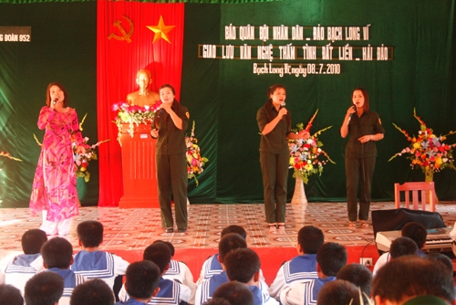 Những buổi giao lưu văn nghệ thường xuyên được tổ chức trên đảo, làm thắm thiết thêm tình cảm giữa quân và dân, giữa đất liền và hải đảo.