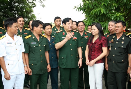 Bộ trưởng Phùng Quang Thanh trò chuyện thân mật cùng cán bộ, giáo viên, học viên Học viện Chính trị nhân dịp khai giảng năm học mới 2010 - 2011