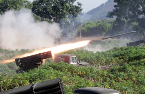 Pháo BM21 khai hỏa