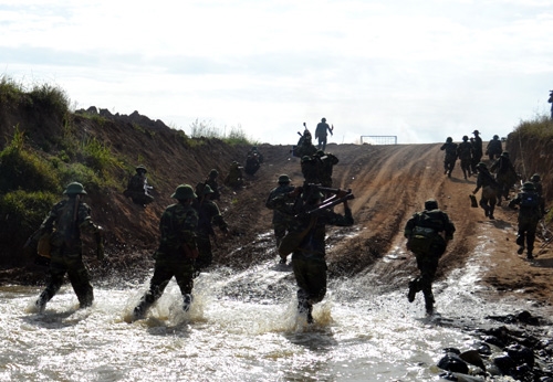Lực lượng bộ binh nhanh chóng cơ động qua cửa mở