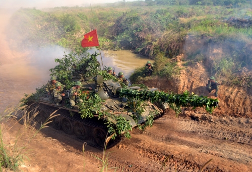 Xe tăng được lệnh tấn công trên hướng chủ yếu