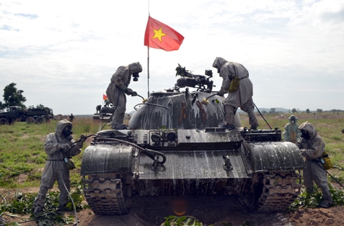 Lực lượng phòng hóa tiến hành tảy độc cho xe tăng