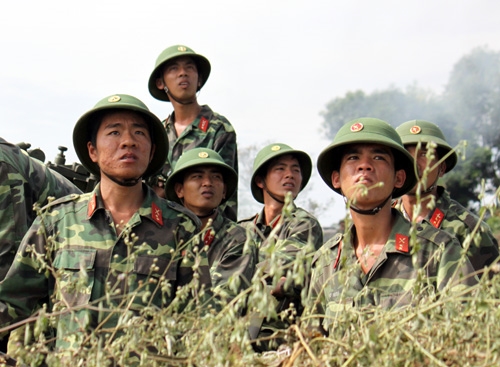 Các chiến sĩ một tiểu đội pháo phòng không chăm chú theo dõi mục tiêu sau loạt bắn