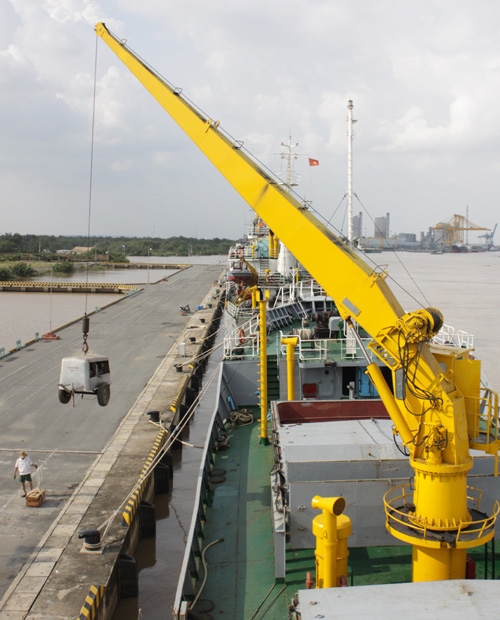 Cẩu hàng hóa lên tàu, chuẩn bị cho chuyến ra khơi