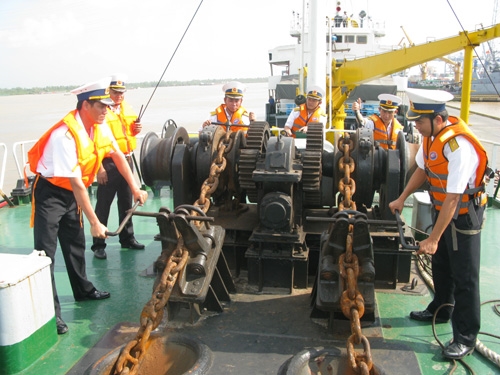 Luyện tập thao tác nhổ neo đi biển