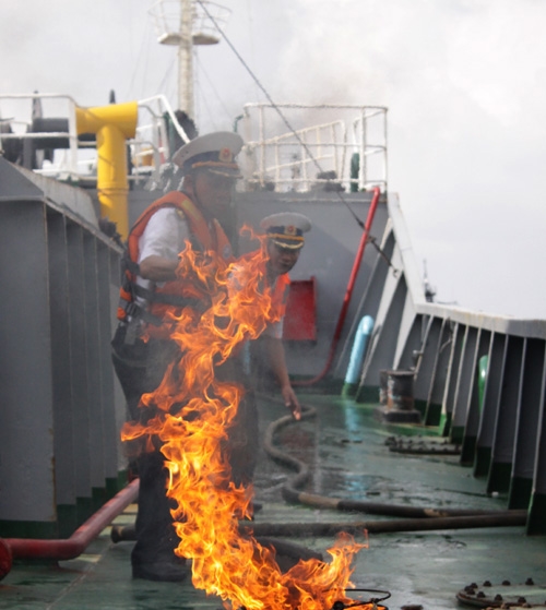 Huấn luyện xử lý các tình huống cháy nổ trên tàu