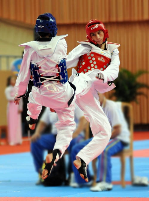 Một pha đánh đẹp mắt trong trận đấu giữa hai VĐV đoàn Tunisia và Iran trong nội dung thi đấu đối kháng nam hạng cân dưới 58kg