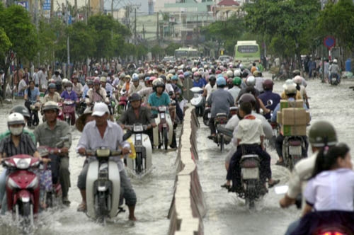 Nước dâng khiến giao thông ùn tắc ở nhiều tuyến đường.