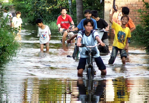 Trẻ em phường Hiệp Bình Phước (quận Thủ Đức) chơi đùa khi nước ngập.