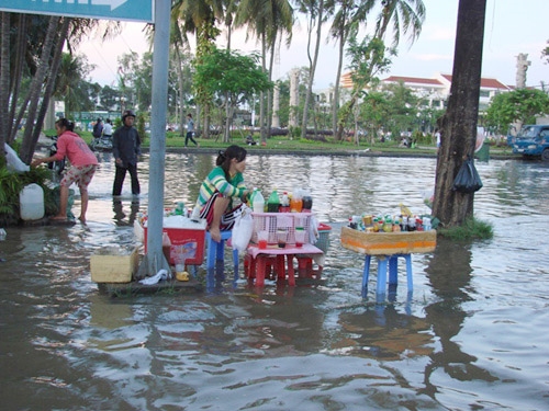 Người dân buôn bán khi nước ngập.