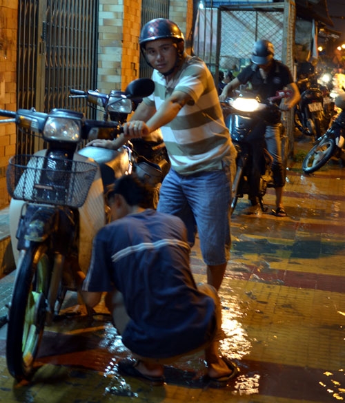 Nhiều phương tiện giao thông bị chết máy giữa đường do nước ngập.