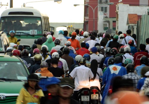 Không những phải chịu cảnh giao thông ùn tắc, người dân còn trực tiếp hít thở khí thải từ các phương tiện giao thông.