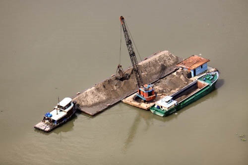 Khai thác cát trái phép trên sông Sài Gòn, ảnh hưởng trực tiếp đến môi trường dòng chảy của sông.