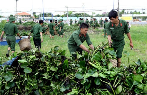 Thanh niên quân đội cũng thiệt tình tham gia giữ gìn vệ sinh môi trường