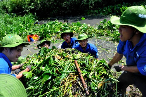 Đoàn viên thanh niên TP Hồ Chí Minh dọn rác, khơi thông dòng chảy kênh rạch