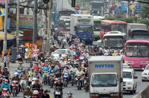 Khói bụi từ các phương tiện tham gia giao thông cũng là nguyên nhân gây ô nhiễm môi trường tại Thành phố.