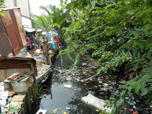 Một điểm ngập nước gây ô nhiễm môi trường tại quận Bình Thạnh.