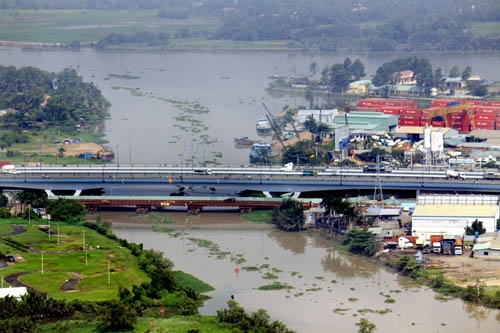 Các nhánh sông cũng mang theo những chất thải làm ô nhiễm nguồn nước.