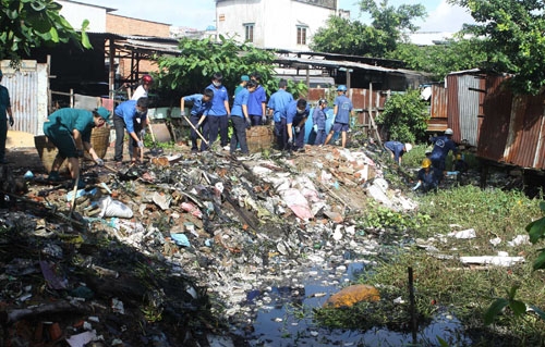 Đoàn viên thanh niên dọn vệ sinh tại rạch Cầu Rừa (quận 4).