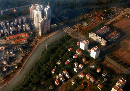 Nhiều mảng xanh của thành phố bị thu hẹp bởi các dự án xây dựng.