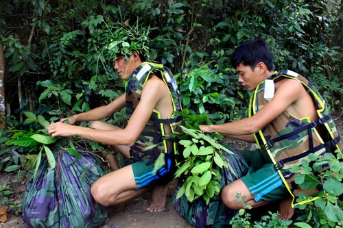 Chiến sĩ Tiểu đoàn 6 bao gói và ngụy trang trước giờ vượt sông