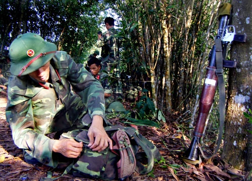 Kết thúc vượt sông, từng cán bộ, chiến sĩ nhanh chóng chuẩn bị lên đường về vị trí trú quân