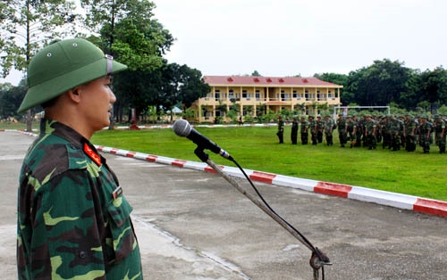Trung tá Lê Văn Hướng, Trung đoàn trưởng Trung đoàn 2, hạ mệnh lệnh hành quân cho các đơn vị