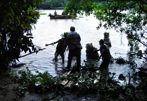 Lần lượt từng tổ tiếp cận bờ đối diện an toàn