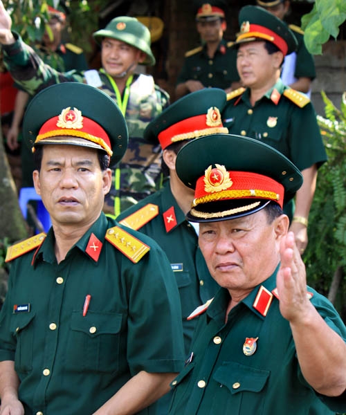 Thiếu tướng Nguyễn Hoàng, Tư lệnh Quân đoàn 4, kiểm tra, chỉ đạo công tác vượt sông tại thực địa