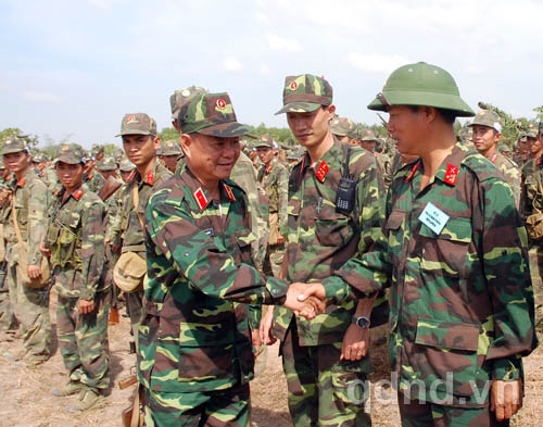 Kết thúc diễn tập, Thiếu tướng Nguyễn Hoàng, Tư lệnh Quân đoàn 4, chúc mừng thành tích của các đơn vị