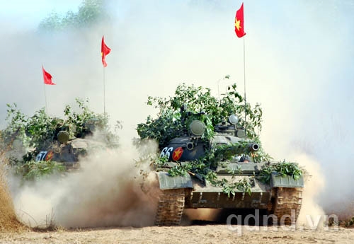 Xe tăng cơ động vào tuyến bắn