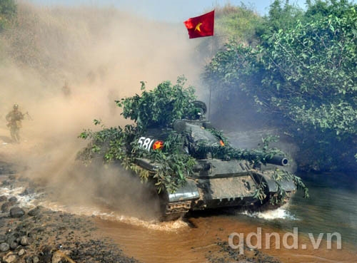 Xe tăng dẫn dắt bộ binh đột kích vào đội hình địch