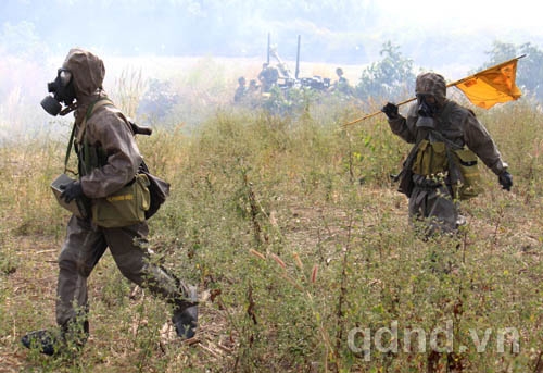 Lực lượng phòng hóa tiến hành tiêu tẩy độc